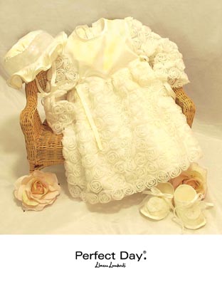 Kurzes Festkleid mit Rosenapplikationen Rosenkleid